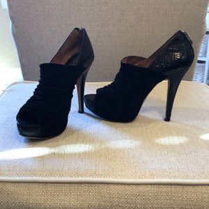 Suede and snake skin print heel